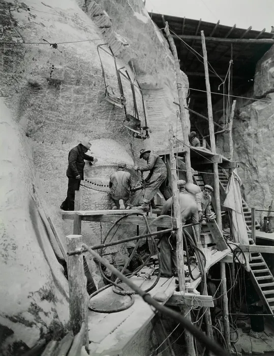 Framed Print : Artist Gutzon Borglum oversees work on Mount Rushmore