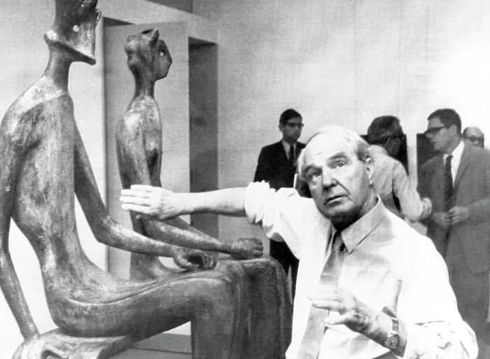Framed Print : Artist and sculptor Henry Moore, (1898-1986), explaining his sculpture King and Queen at Dusseldorf's Art Hall, Germany, July 23, 1968