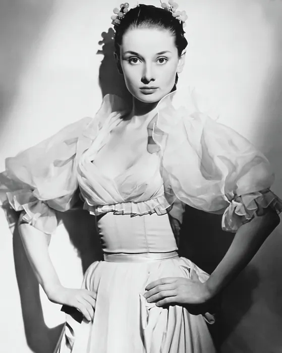 Framed Print : Audrey Hepburn, early 1950s Framed Print : Audrey Hepburn, early 1950s