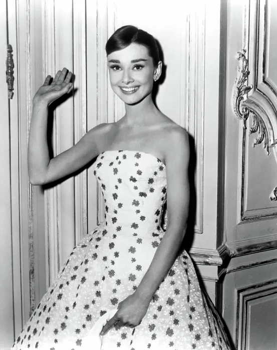 Framed Print : Audrey Hepburn in FUNNY FACE, 1957 Framed Print : Audrey Hepburn in FUNNY FACE, 1957