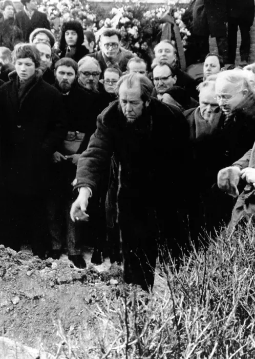 Framed Print : Author Alexander Solzhenitsyn tosses earth on coffin of Alexander Tvardovsky at funeral, December 21, 1971. Courtesy: CSU Archives  /  Everett Collection
