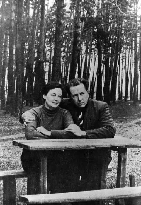 Framed Print : Author Alexander Solzhenitsyn and wife Natalya, Solotcha, Russia, 1963. Courtesy: CSU Archives  /  Everett Collection