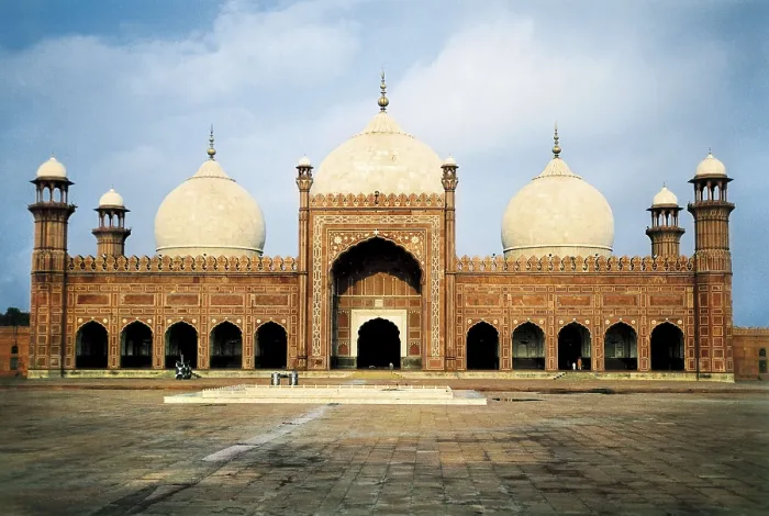 Framed Print : Badshahi Mosque. 1674. PAKISTAN. PUNJAB. Lahore. Mosque and courtyard. Mughal art. AISA / Everett Collection**US SALES ONLY** Framed Print : Badshahi Mosque. 1674. PAKISTAN. PUNJAB. Lahore. Mosque and courtyard. Mughal art. AISA / Everett Collection**US SALES ONLY**