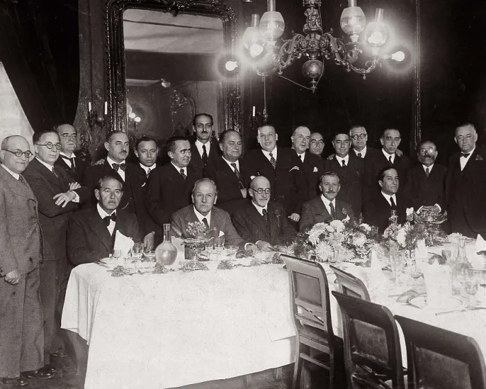 Framed Print : Banquet in honor of Jacinto offered by the SGAE dirigents in Lhardy (1935). Together with him, the Alvarez Quintero brothers. AISA / Everett Collection**US SALES ONLY**