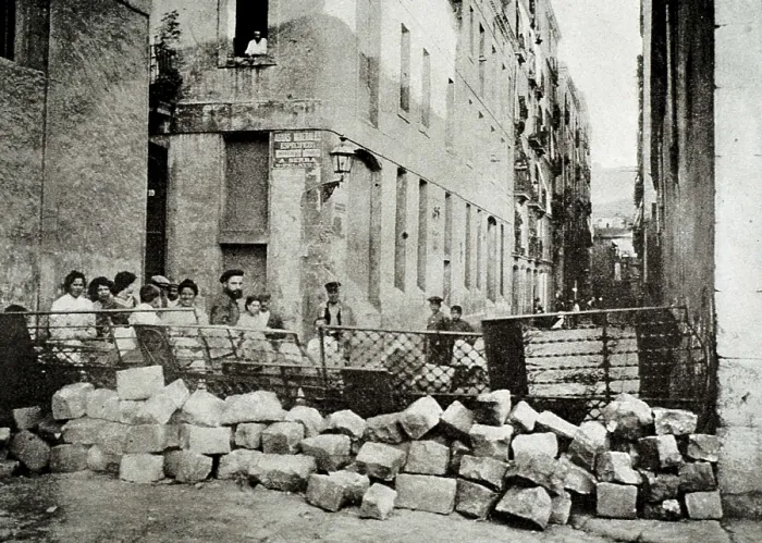 Framed Print : Barcelona Tragic Week (26th-31st July 1909). Barricade composed of paving stones and barrels at Nueva de Dulce street, next to Ronda de San Antonio