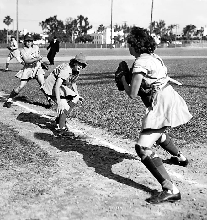 Framed Print : BASEBALL, Kenosha Comets play the Muskegon Lassies, 4 / 14 / 48. All-American Girls Baseball League. Everett / CSU Archives