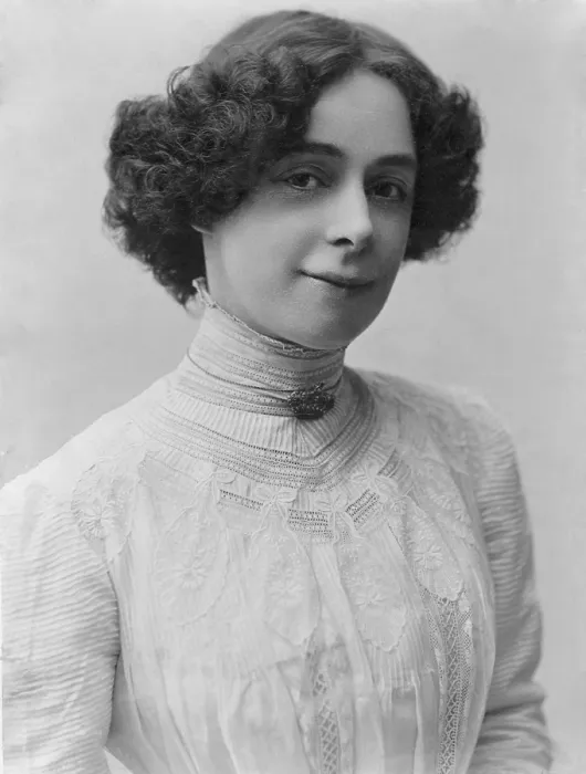 Framed Print : Beatrice Houdini (1876-1943), wife and performance partner of famed magician Harry Houdini. Cal 1900 Framed Print : Beatrice Houdini (1876-1943), wife and performance partner of famed magician Harry Houdini. Cal 1900