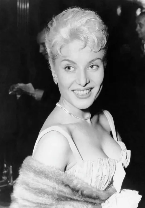 Framed Print : Belinda Lee, at a London movie premiere, December 1955 Framed Print : Belinda Lee, at a London movie premiere, December 1955