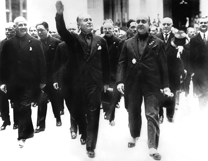 Framed Print : Benito Mussolini, giving crowds Facist salute, circa 1928. Courtesy: CSU Archives  /  Everett Collection