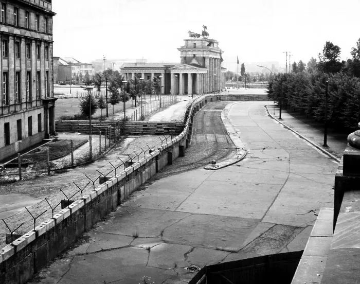 Framed Print : The Berlin Wall against the background of Brandenburg Gate in the heart of the city. Berlin, Germany. 1962. Courtesy: CSU Archives / Everett Collection Framed Print : The Berlin Wall against the background of Brandenburg Gate in the heart of the city. Berlin, Germany. 1962. Courtesy: CSU Archives / Everett Collection