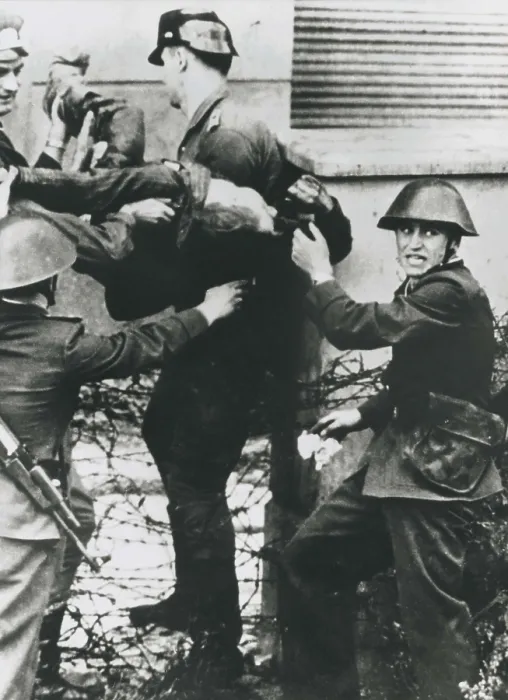 Framed Print : Berlin Wall. Death of Peter Fechter (17th August 1962), after being shot by East Germans border guards. AISA / Everett Collection**US SALES ONLY**