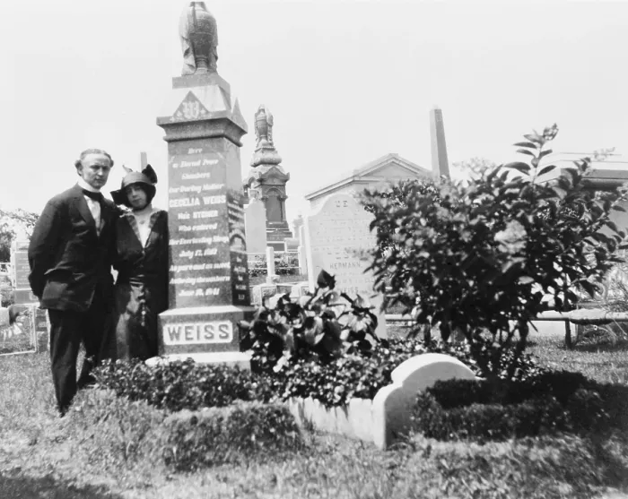 Framed Print : Bess and Harry Houdini at his beloved mother, Cecilia's grave. After her death, Houdini exposed the methods of spiritualist who preyed upon the grief of the bereaved. Ca. 1915 Framed Print : Bess and Harry Houdini at his beloved mother, Cecilia's grave. After her death, Houdini exposed the methods of spiritualist who preyed upon the grief of the bereaved. Ca. 1915