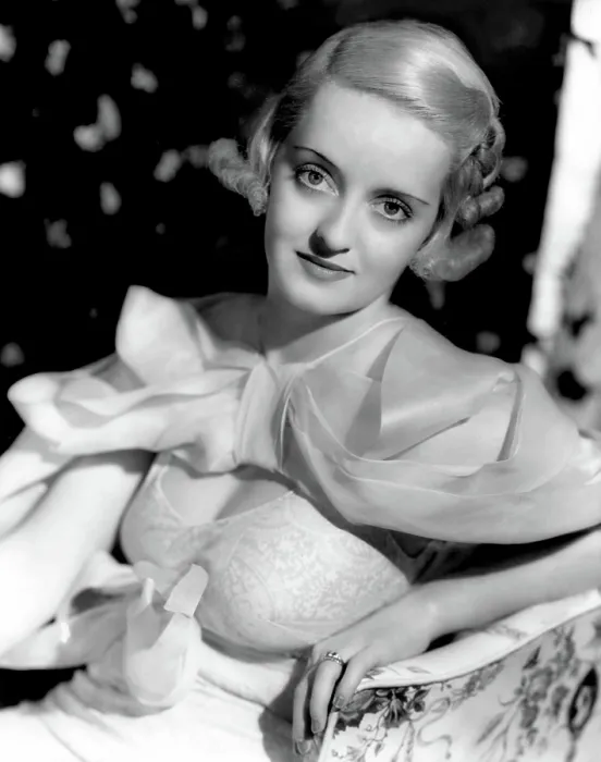Framed Print : BETTE DAVIS, 3 / 22 / 35 Framed Print : BETTE DAVIS, 3 / 22 / 35