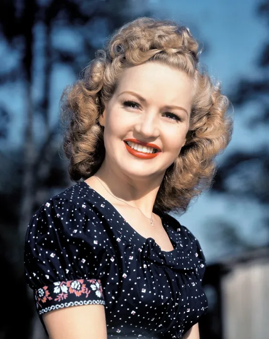 Framed Print : Betty Grable, c. 1940s Framed Print : Betty Grable, c. 1940s