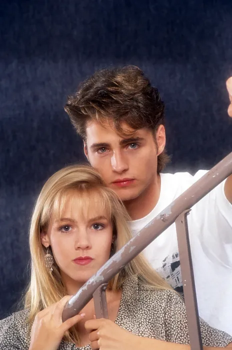 Framed Print : BEVERLY HILLS, 90210, from left: Jennie Garth, Jason Priestley, 1990-2000