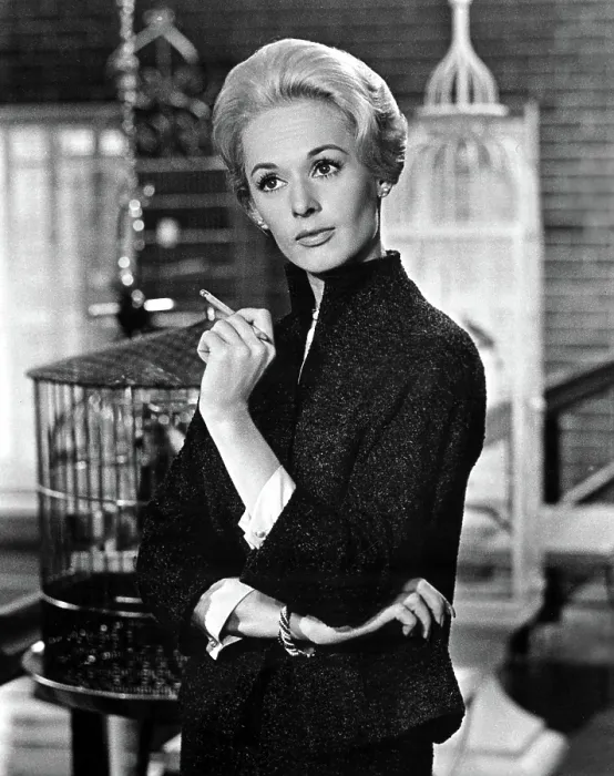 Framed Print : THE BIRDS, Tippi Hedren, 1963 Framed Print : THE BIRDS, Tippi Hedren, 1963