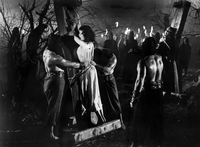 Framed Print : BLACK SUNDAY, (aka LA MASCHERA DEL DEMONIO), Barbara Steele (center, on rack), 1960