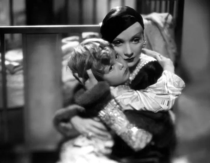 Framed Print : BLONDE VENUS, Dickie Moore, Marlene Dietrich, 1932