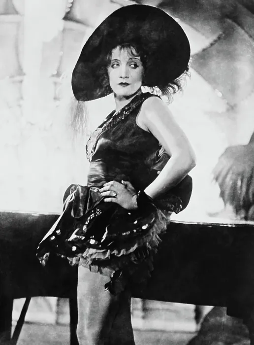 Framed Print : THE BLUE ANGEL, Marlene Dietrich, 1930