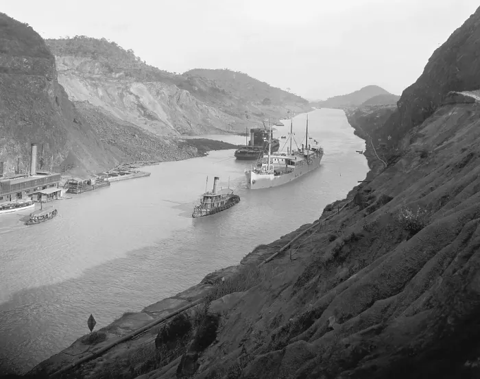 Framed Print : Boats move through Panama Canal at the Culebra Cut (Gaillard Cut), which crosses the continental divide. Ca. 1915 Framed Print : Boats move through Panama Canal at the Culebra Cut (Gaillard Cut), which crosses the continental divide. Ca. 1915