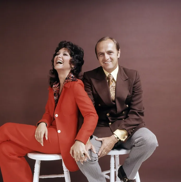 Framed Print : THE BOB NEWHART SHOW, from left, Suzanne Pleshette, Bob Newhart, 1972-78