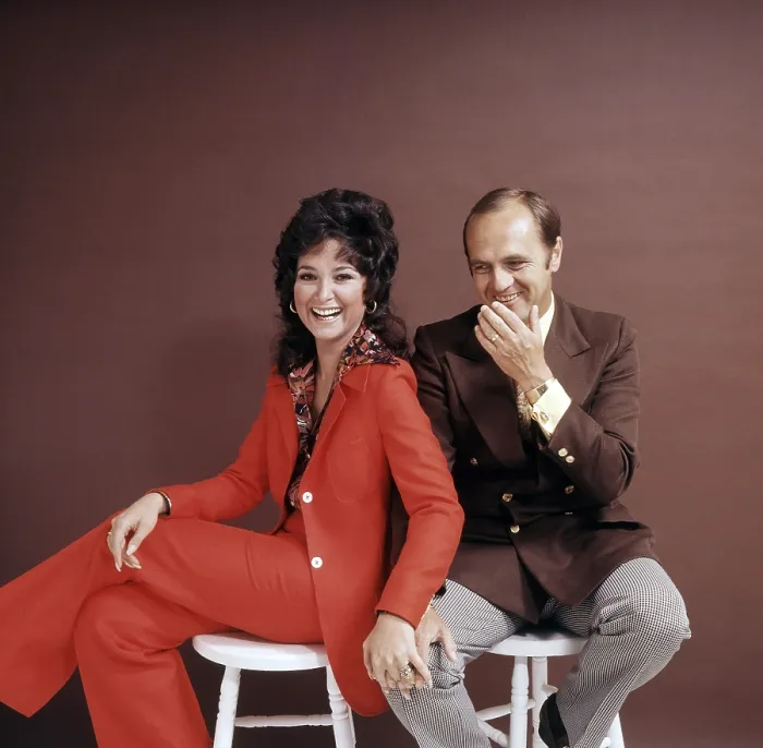 Framed Print : THE BOB NEWHART SHOW, from left, Suzanne Pleshette, Bob Newhart, 1972-78