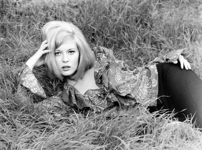 Framed Print : BONNIE AND CLYDE, Faye Dunaway, 1967 Framed Print : BONNIE AND CLYDE, Faye Dunaway, 1967