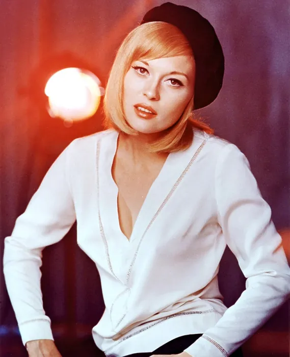 Framed Print : BONNIE AND CLYDE, Faye Dunaway, 1967 Framed Print : BONNIE AND CLYDE, Faye Dunaway, 1967