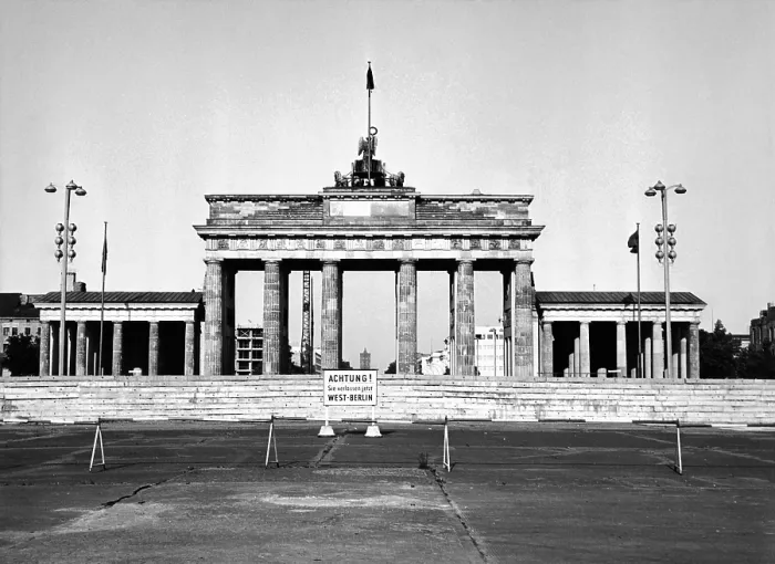 Framed Print : The Brandenburg Gate in East Berlin behind the Berlin Wall. A sign in German warns of the border between East and West Berlin. Aug. 13, 1965 Framed Print : The Brandenburg Gate in East Berlin behind the Berlin Wall. A sign in German warns of the border between East and West Berlin. Aug. 13, 1965