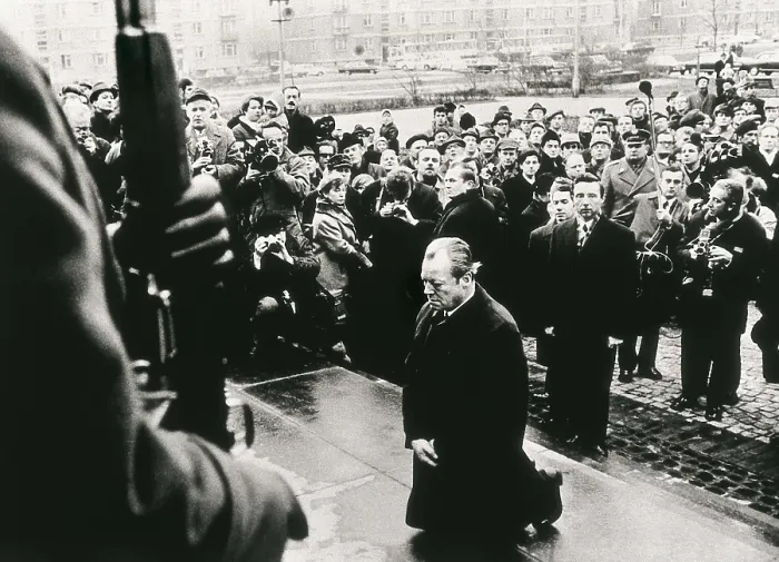 Framed Print : BRANDT, Herbert Karl Frahm, also called Willy (1913-1992). Willy Brandt after leaving a wreath on the Unknown Soldier's Tomb in Warsaw (7th December 1970)