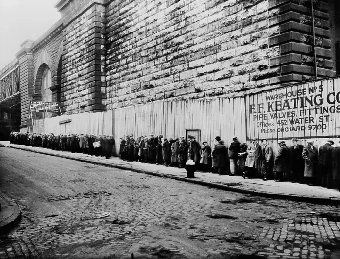 Framed Print : Bread line beside the Brooklyn Bridge approach. New York City ca. 1930-35 Framed Print : Bread line beside the Brooklyn Bridge approach. New York City ca. 1930-35