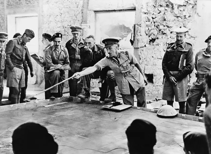 Framed Print : British Brigadier commanding tank units in Tobruk, Libya, 1941. Tank commanders listen and observe a sand table used for demonstration purposes during World War 2