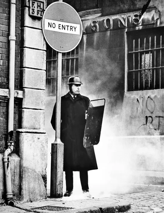 Framed Print : British soldier standing guard in Londonderry, Northern Ireland, 1969. Courtesy: CSU Archives  /  Everett Collection