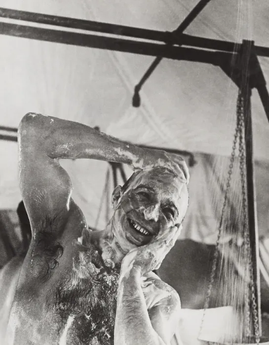 Framed Print : British soldier in the Western showers in a mobile bath unit