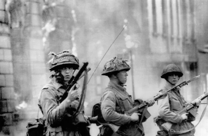 Framed Print : British soldiers stand guard in the Falls Road section of Belfast. August 15, 1969. Courtesy: CSU Archives / Everett Collection