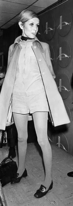 Framed Print : British supermodel Twiggy, (at age 17), in JFK International Airport in New York, 1967.. Courtesy: CSU Archives  /  Everett Collection