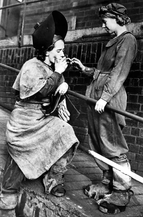 Framed Print : British women working during wartime, November 27, 1942. Courtesy: CSU Archives / Everett Collection
