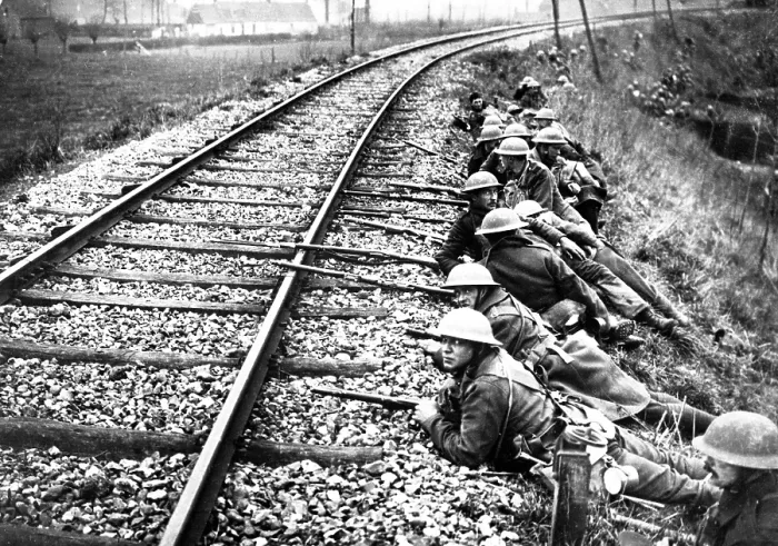 Framed Print : British World War I troops defending the railway line. Melville, France, during the German Spring offensive in the Ypres Salient. April 11, 1918