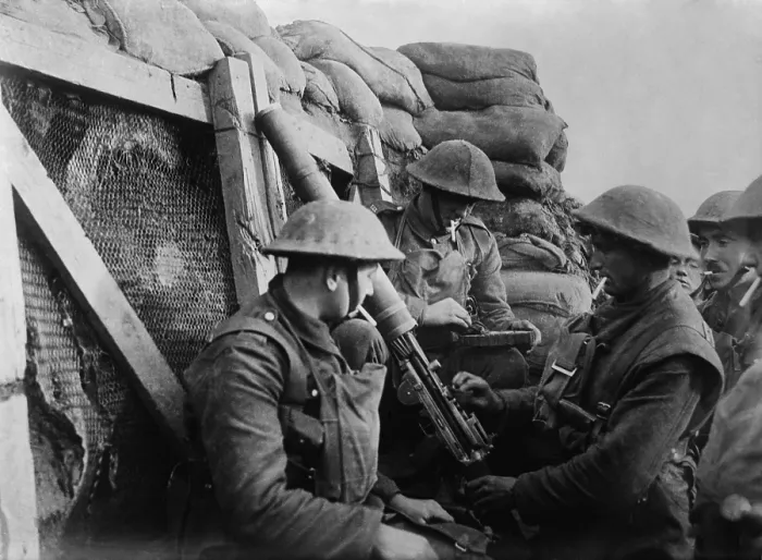 Framed Print : British WW1 machine gun crew in a front line trench. 1914-18. (BSLOC_2012_4_125)