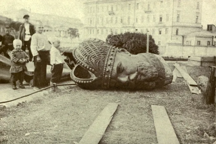 Framed Print : Bronze head of ruined statue of Czar Alexander III during Russian Revolution. 1917. (BSLOC_2013_4_204)