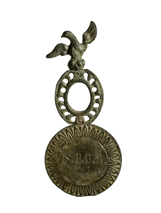 Framed Print : Bronze Roman military badge (1st-2nd c. AD). SPAIN. Barcelona. Archaeology Museum of Catalonia. - J. Bedmar / Iberfoto / Everett Collection (322638)**US SALES ONLY**