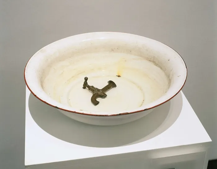Framed Print : BROSSA, Joan (1919-1998). Object Poem. 1986. Porcelain washbasin, water and faucet. Sculpture. SPAIN. Barcelona. Raval (Chinese District). Museum of Contemporary Art of Barcelona