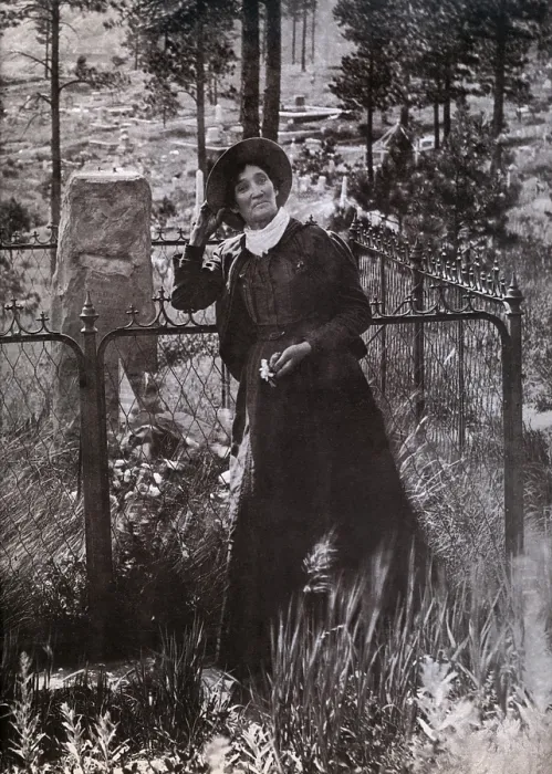 Framed Print : Calamity Jane (Martha Jane Burke) (1852-1903) at the grave of Buffalo Bill in 1900. She claimed to have been briefly married to Wild Bill Hickok in the 1870s