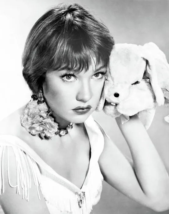 Framed Print : SOME CAME RUNNING, Shirley MacLaine, 1958 Framed Print : SOME CAME RUNNING, Shirley MacLaine, 1958
