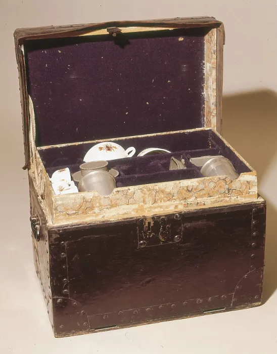 Framed Print : Campaign chest with tea set that the Duke of Wellington used during his command of the allied armies at the Spanish War of Independence