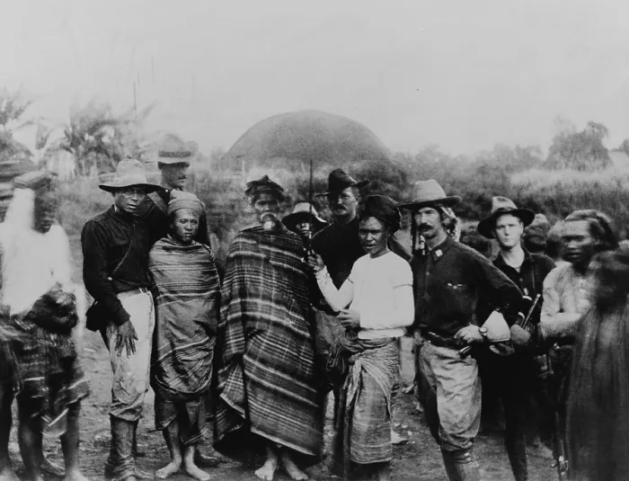 Framed Print : Captain John Pershing standing behind the Rajamunda of Marahai and his slave, holding an umbrella over the Rajamunda Framed Print : Captain John Pershing standing behind the Rajamunda of Marahai and his slave, holding an umbrella over the Rajamunda