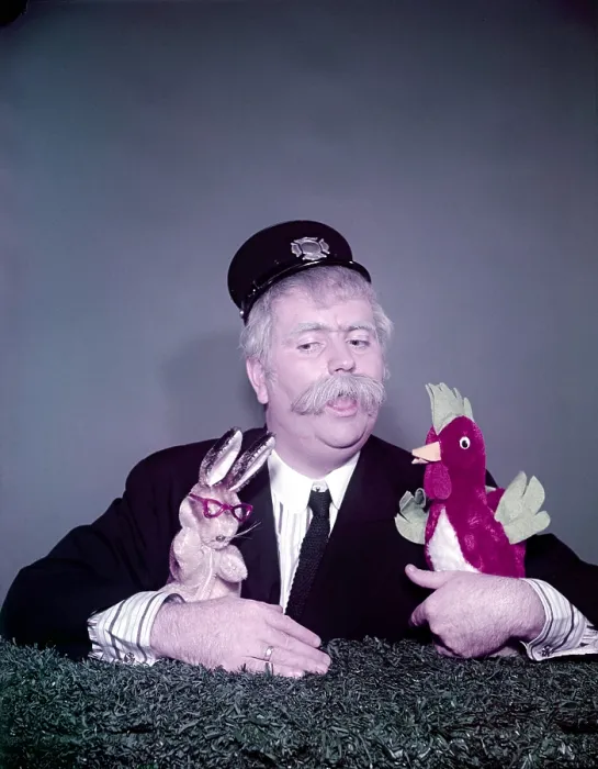 Framed Print : CAPTAIN KANGAROO, from left, Bunny Rabbit (voiced by Gus Cosmo Allegretti), Bob Keeshan, ca. mid-1960s
