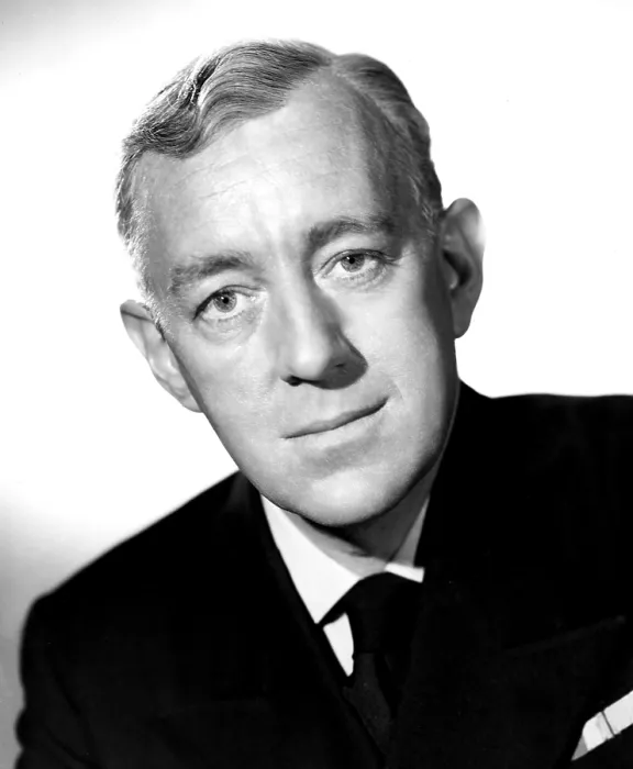 Framed Print : THE CAPTAIN'S PARADISE, Alec Guinness, 1953 Framed Print : THE CAPTAIN'S PARADISE, Alec Guinness, 1953