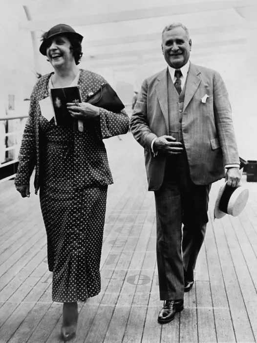 Framed Print : Carlos Mendieta, Cuban opposition leader, and wife, sailing to Havana, on Morro Castle