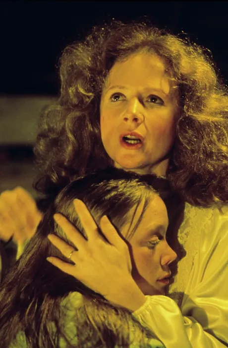 Framed Print : CARRIE, Sissy Spacek, Piper Laurie, 1976 Framed Print : CARRIE, Sissy Spacek, Piper Laurie, 1976